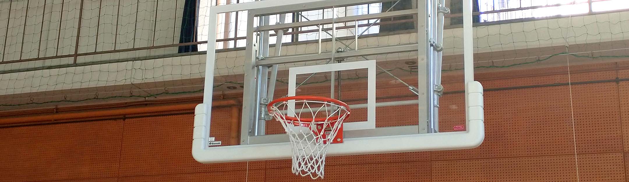 体育室のバスケットゴール